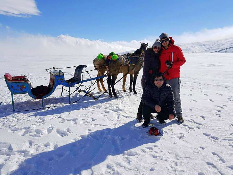 Donmuş Çıldır Gölü'nde Doğum Günü