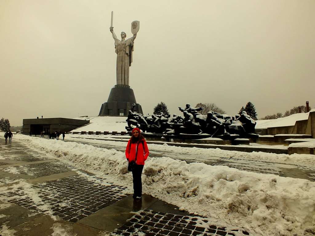 2.Dünya Savaşı'nda Ukrayna Tarihi Müzesi ve üzerindeki Kiev Anavatan Heykeli 