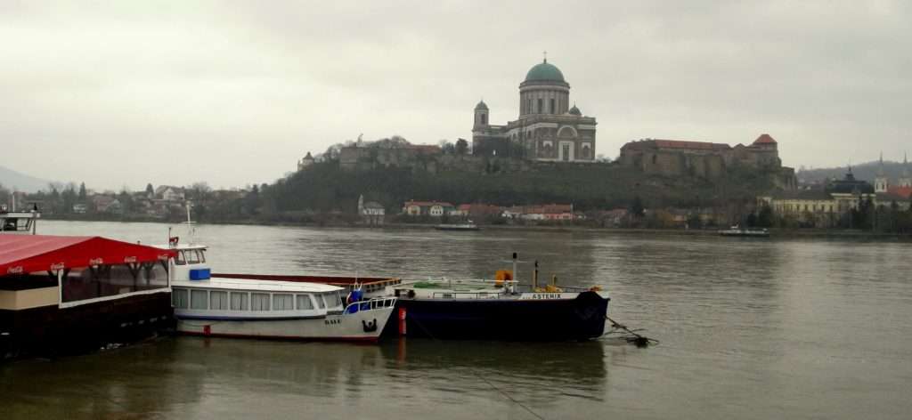 Slovakya Štúrovo Esztergom Bazilikası ile Kalesi