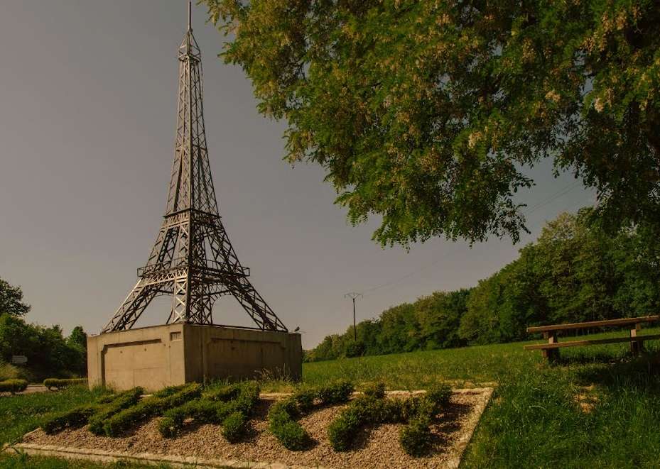 Fransa’nın Apach Köyü Eyfel Kulesi