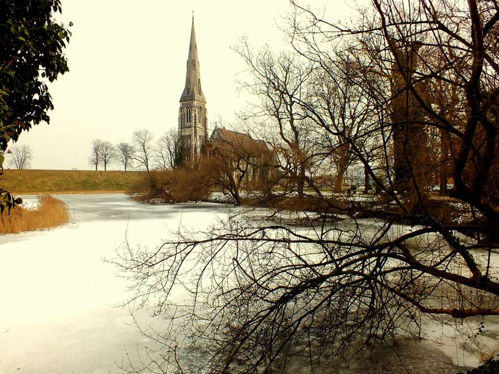 Churchill Parkı (Churchill Park) St. Alban Kilisesi