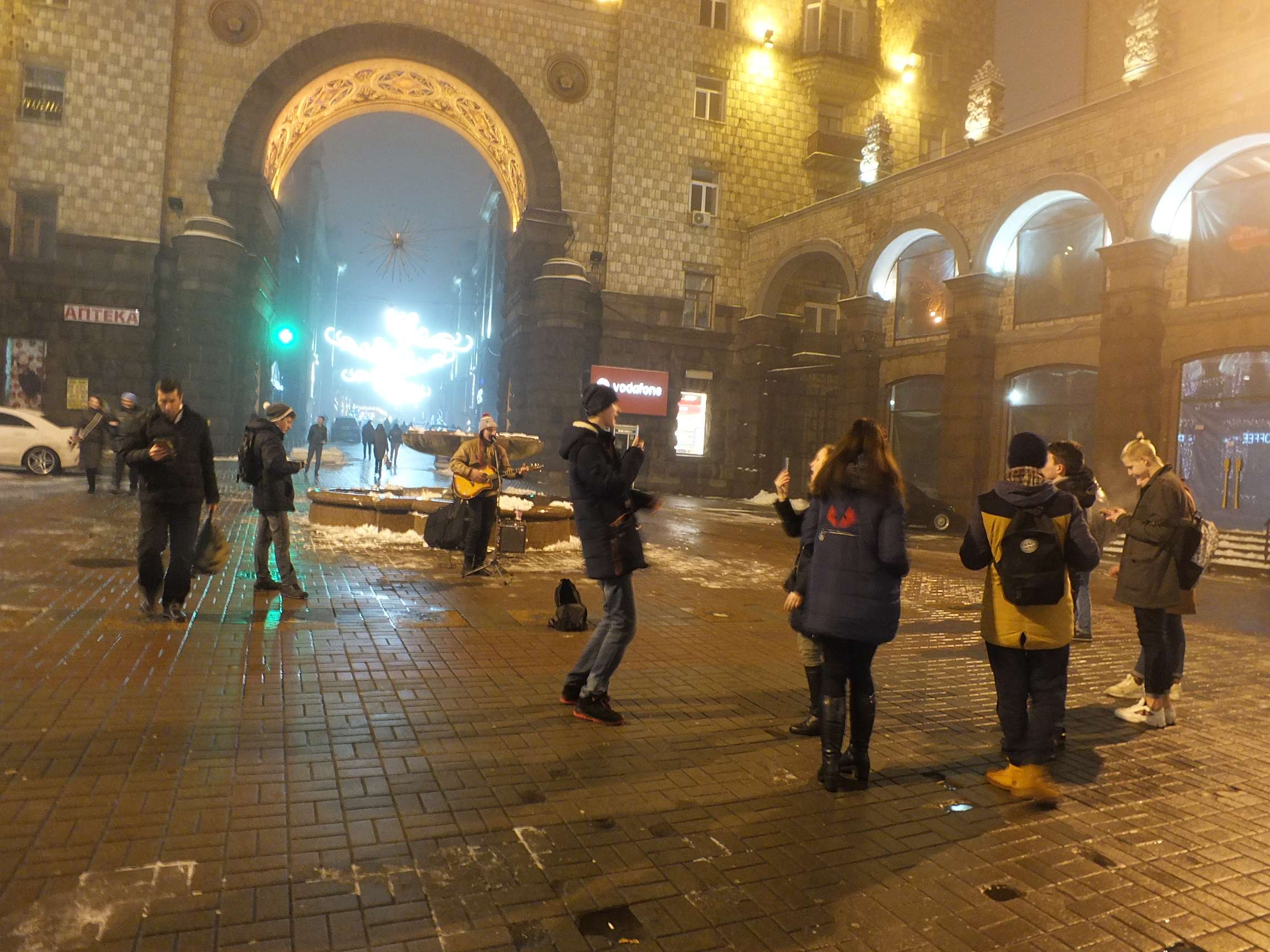 Kreşatik Caddesi'nde Canlı Müzik Eşliğinde Eğlenen Gençler