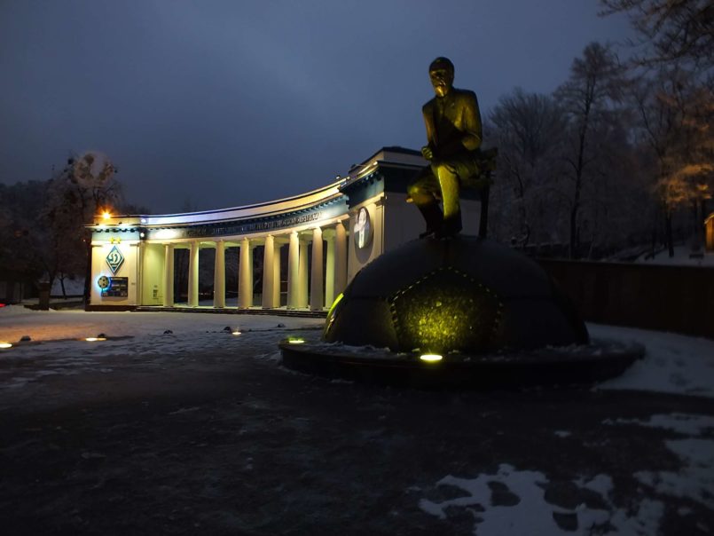 Dinamo Kiev'in Stadı'nın Anıtsal Girişi ve Valery Lobanovsky'nin Heykeli