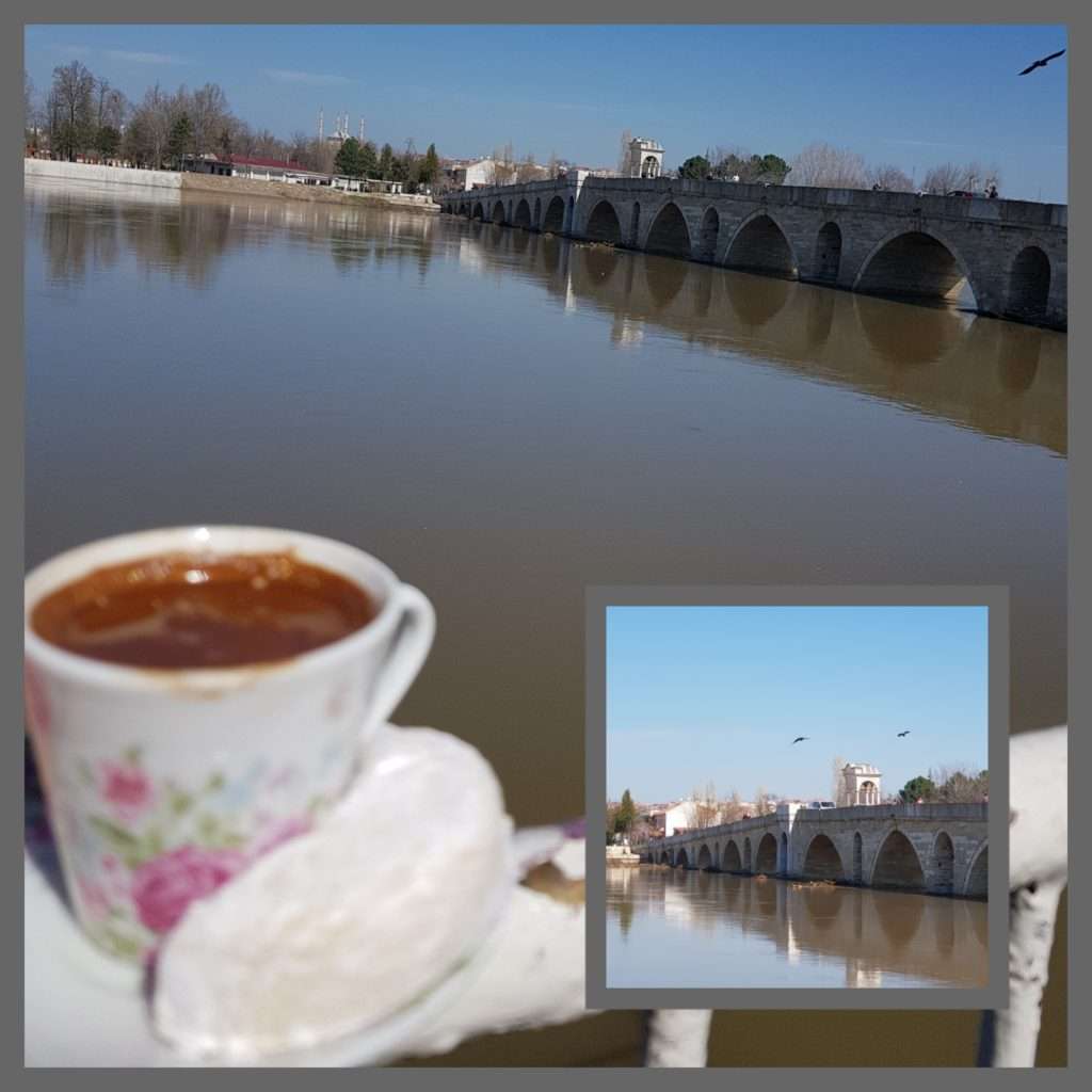 Taş Köprü'yü kahve içerek seyretmek...