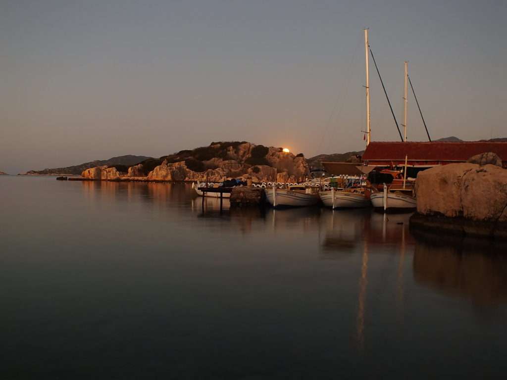 Kekova'da Ay Batımı