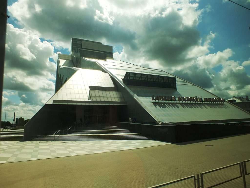 Ulusal Letonya Kütüphanesi (Latvijas Nacionālā Bibliotēka)