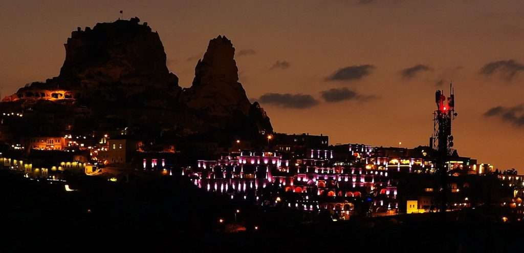 Uçhisar Kalesi'nin Gece Görünümü