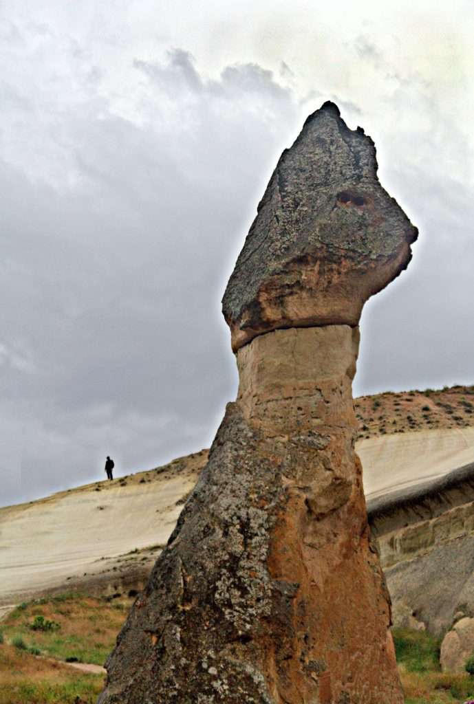 İnsan ve Yaşlı Peri Bacası