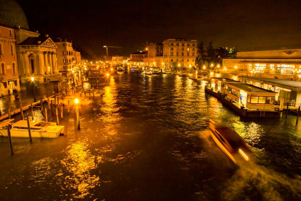 Rialto Bridge is a good point for photography.