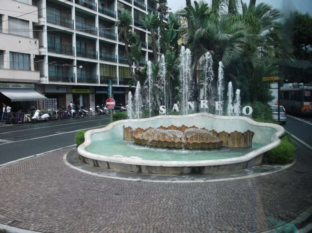 Kolomb Meydanı (Piazza Colombo)