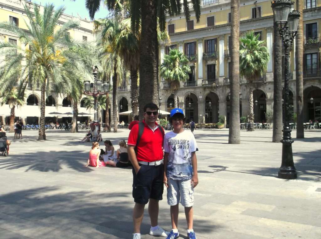 Barselona Kraliyet Meydanı (Plaça Reial)