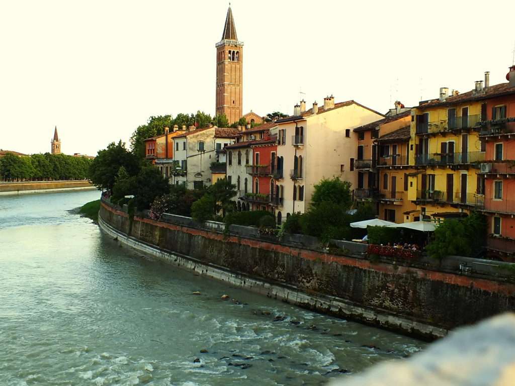 Pietra Köprüsü (Ponte Pietra)'nden Basilica di Santa Anastasia