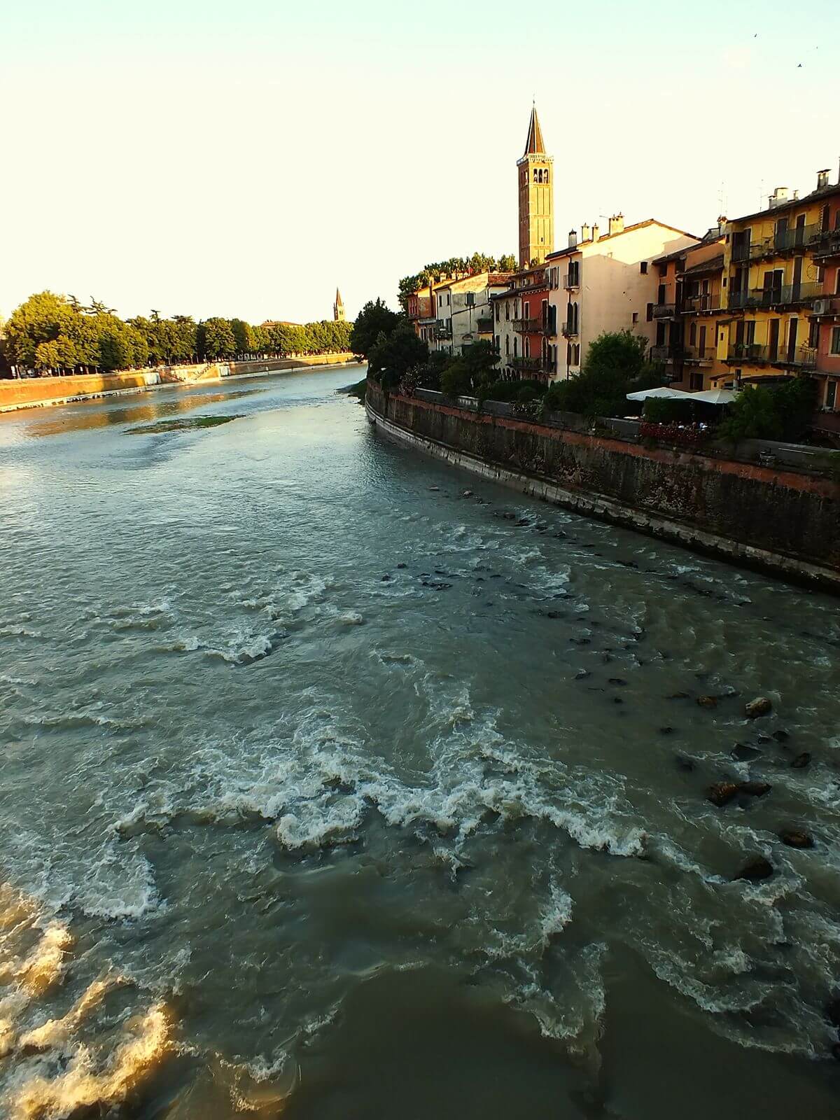 Pietra Köprüsü (Ponte Pietra)'nden Adige Nehri