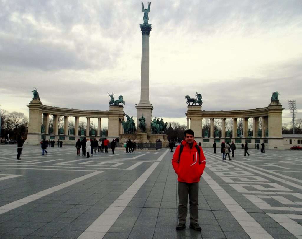 Kahramanlar Meydanı (Hősök tere) ve Milenyum Anıtı (Millenniumi emlékmű)