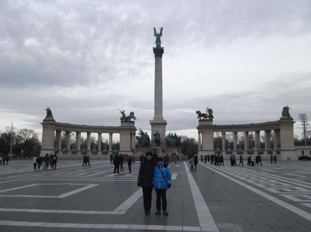 Kahramanlar Meydanı (Hősök tere) ve Milenyum Anıtı (Millenniumi emlékmű)
