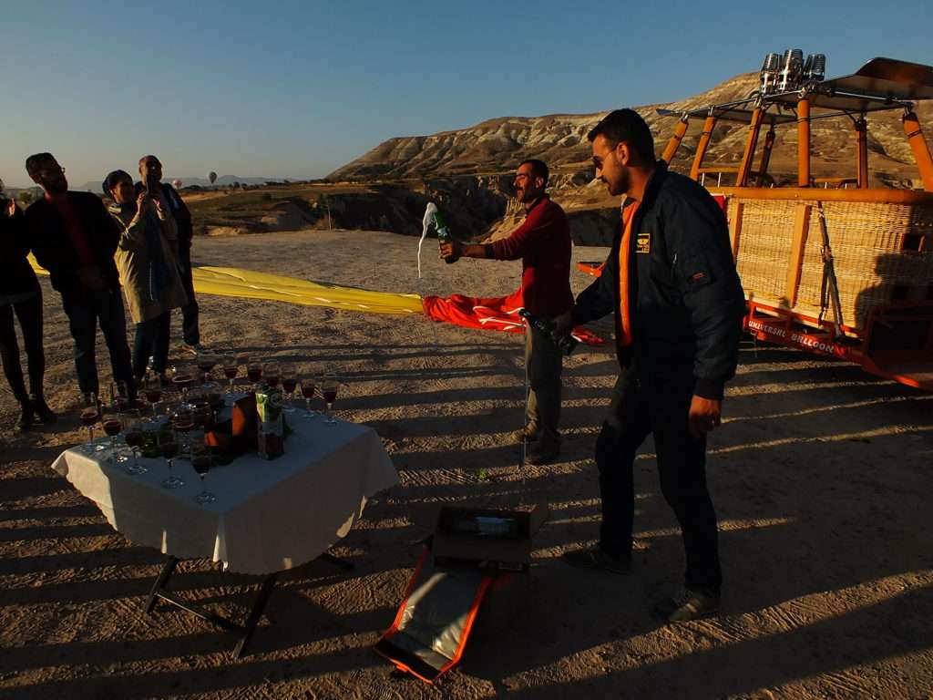 Kapadokya Balon Turu İniş Sonrası Kutlama