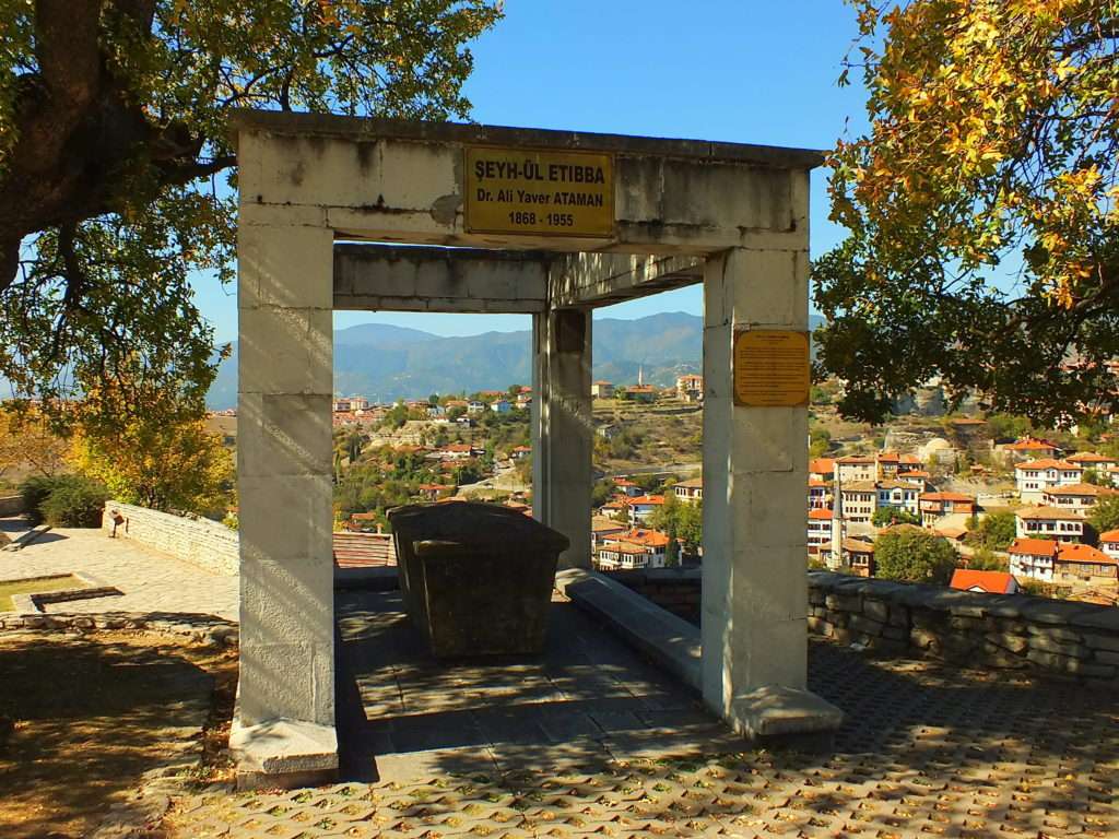 Hıdırlık Tepesi Dr. Ali Yaver Ataman’ın (1955) Anıt Mezarı