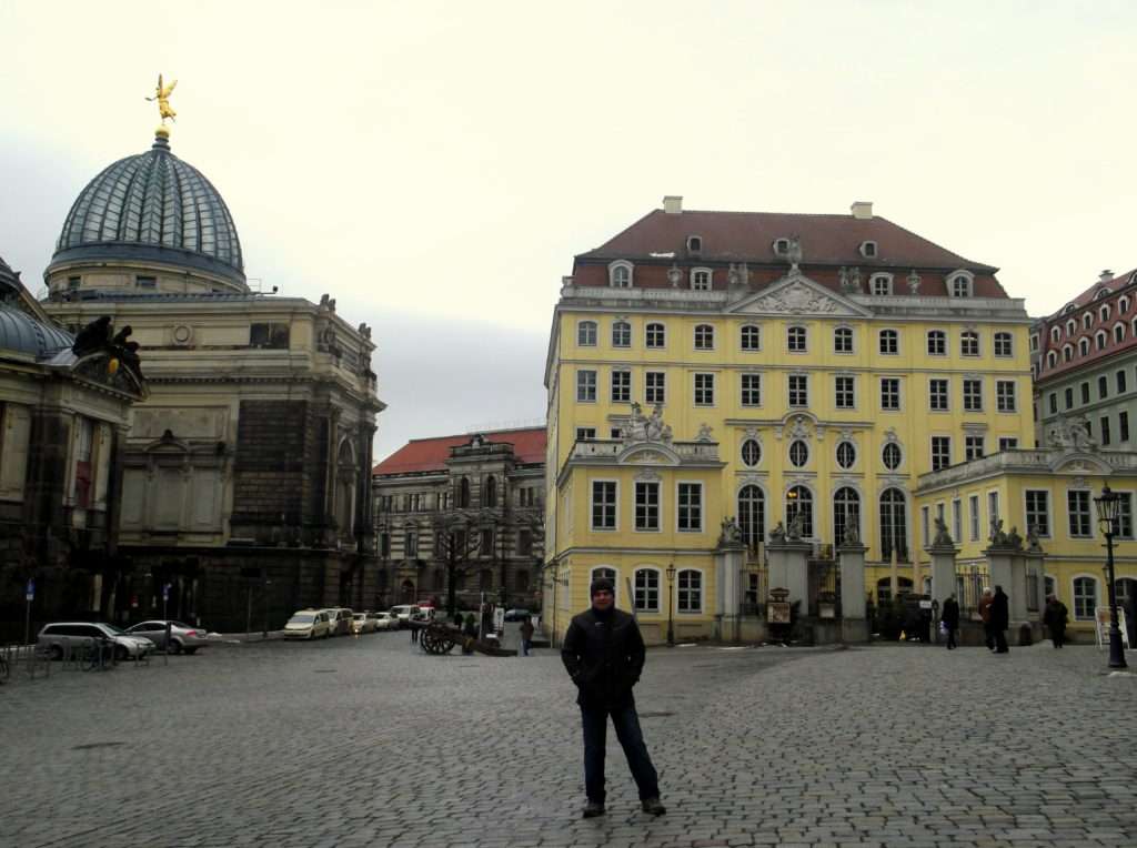 Dresden Güzel Sanatlar Üniversitesi (Hochschule für Bildende Künste Dresden) solda