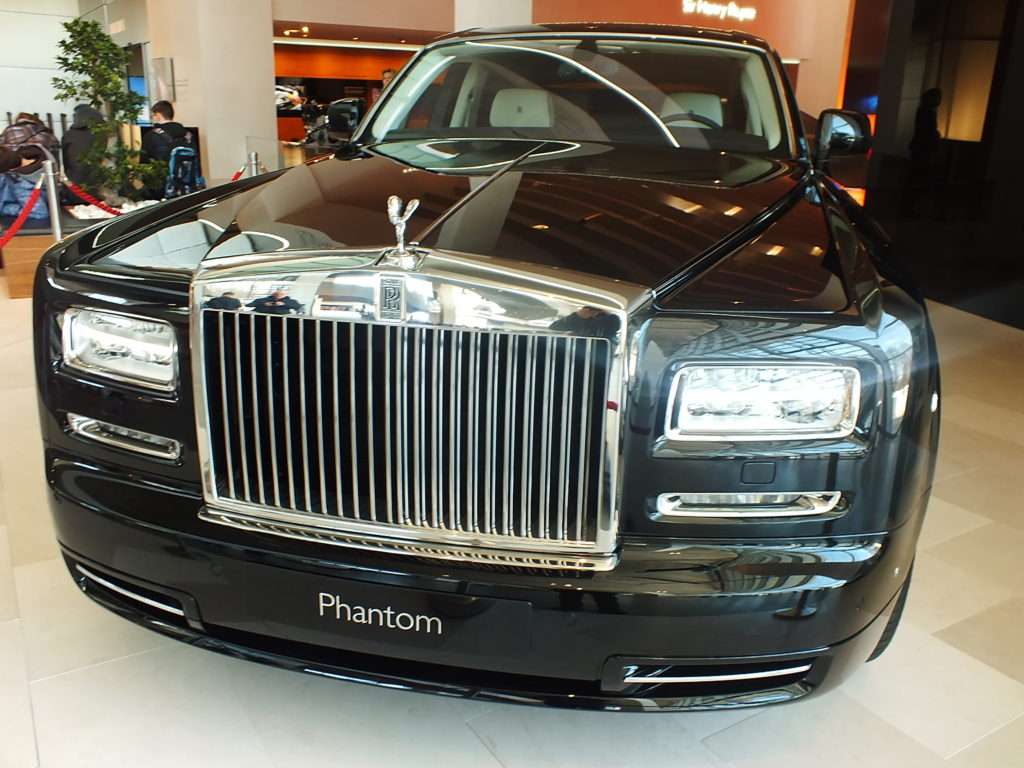 Showroomda bulunan bir Rolls-Royce