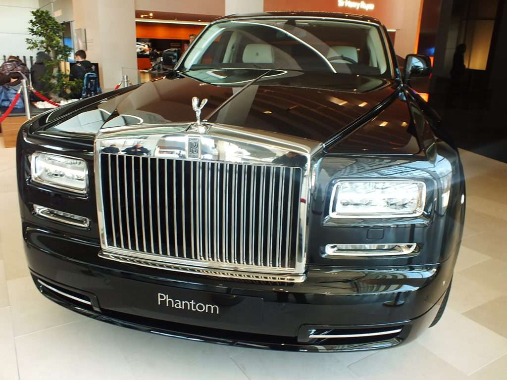 Showroomda bulunan bir Rolls-Royce