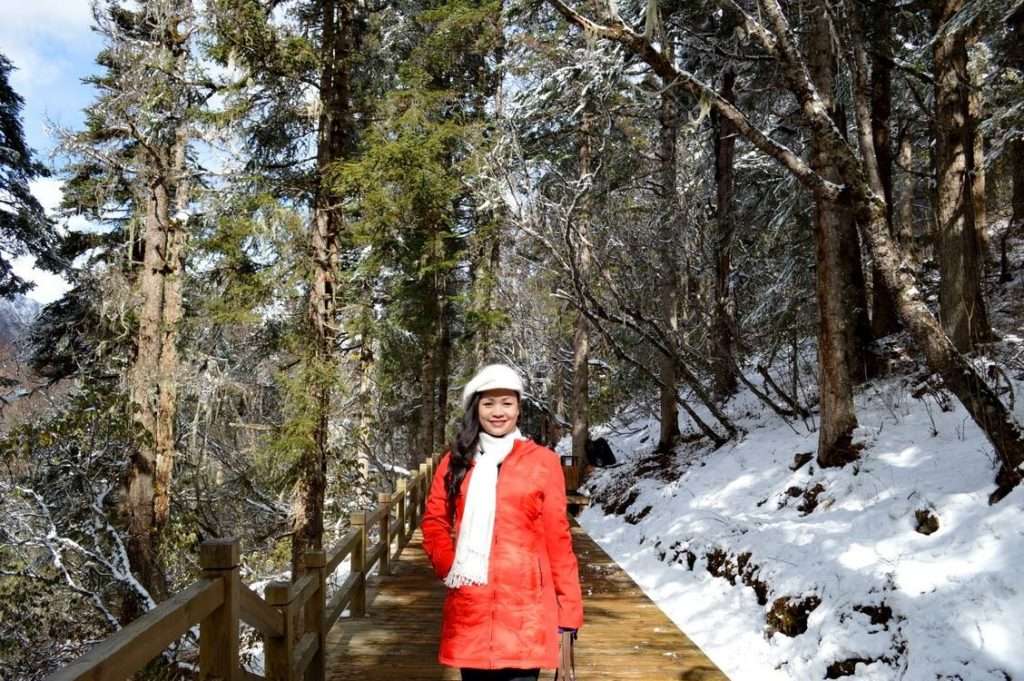 On the Road to Huánglóng National Park (黄龙)