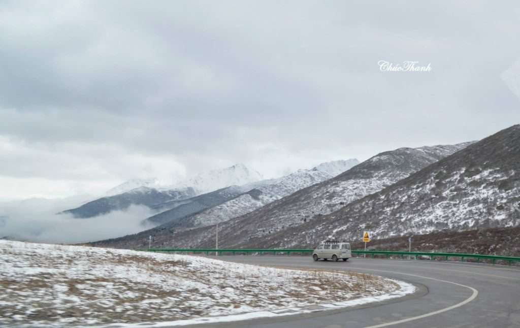 On the Road to Huánglóng National Park (黄龙)