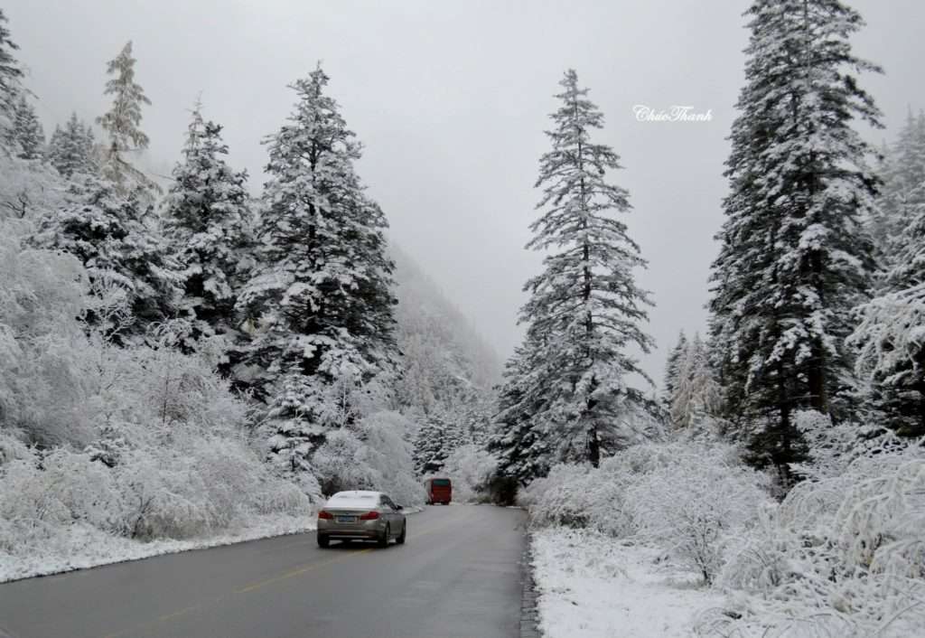 On the Road to Huánglóng National Park (黄龙)