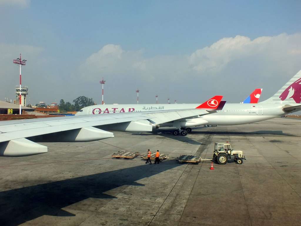 THY ve Qatar Airways Uçakları Katmandu Tribhuvan Uluslararası Havaalanı