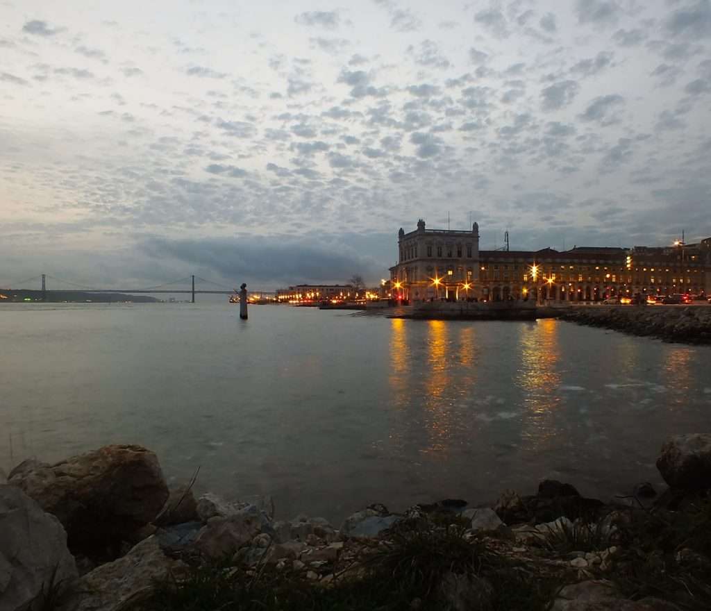 Ticaret Meydanı (Praça do Comércio) ve Tejo Nehri