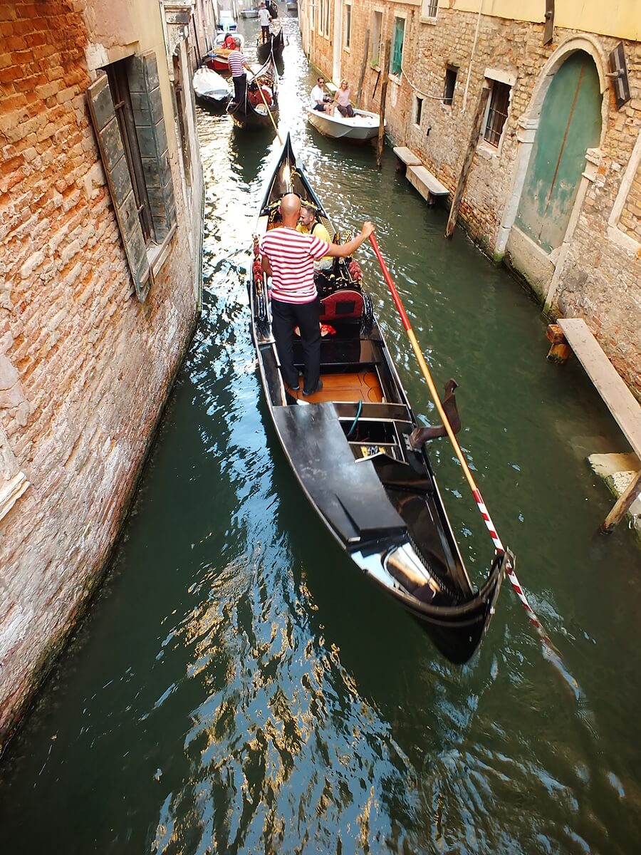 Venedik Ara Kanallarında Gondol Sefası
