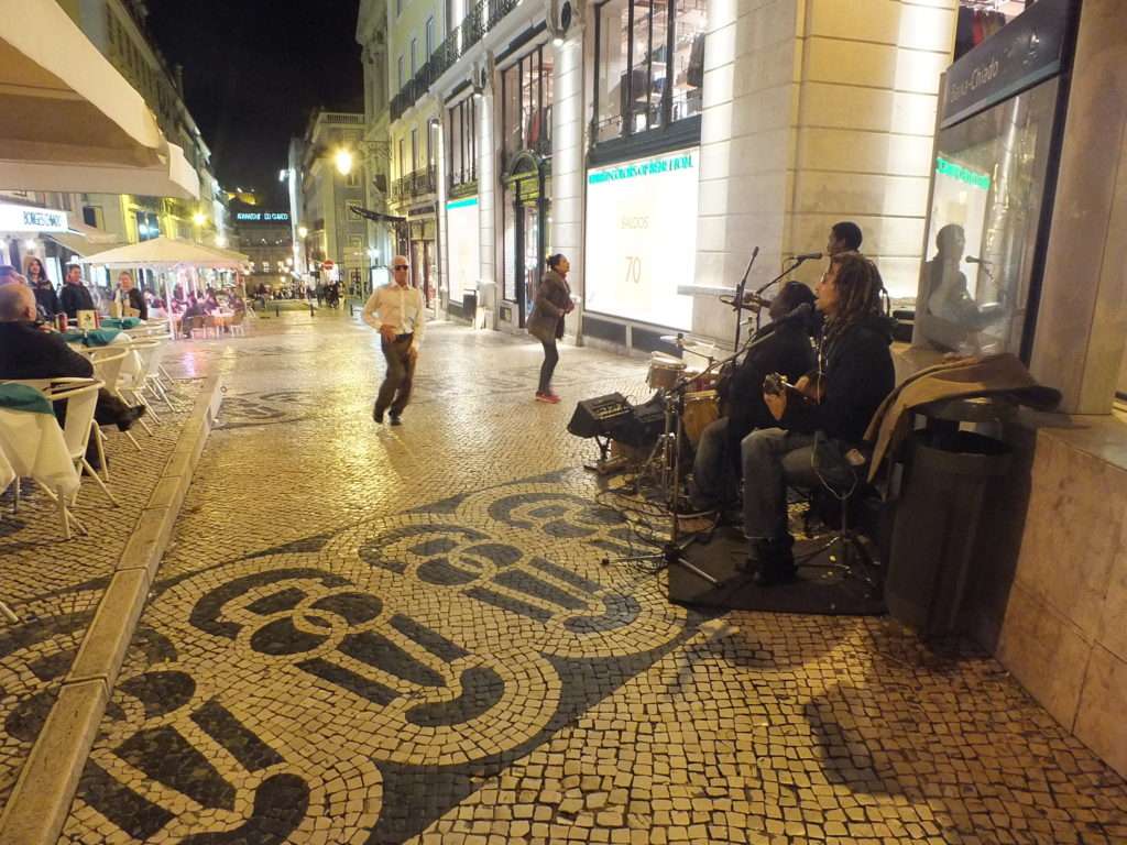 Bairro Alto İş Çıkışı Dans Eden İnsanlar