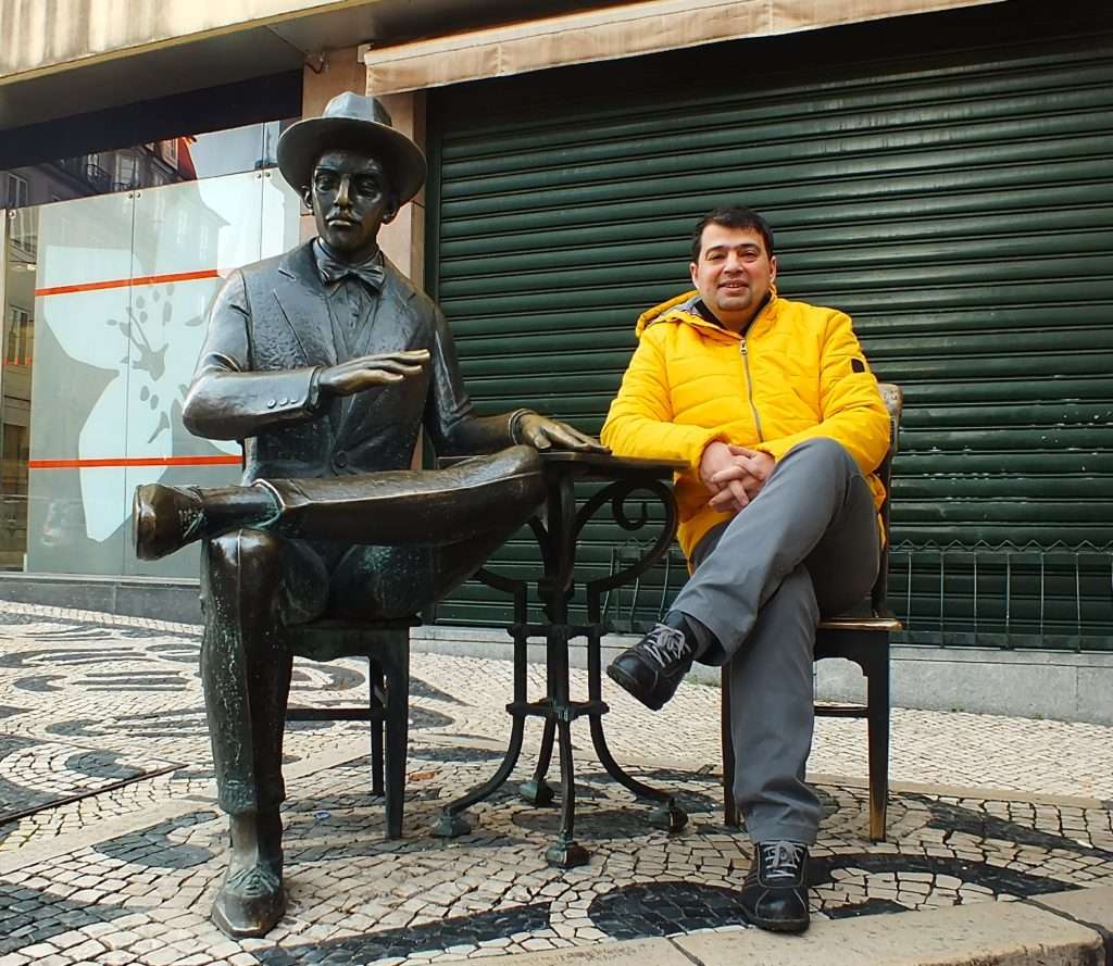 Café A Brasileira Portekizli ünlü Şair Fernando Pessoa’nın Heykeli