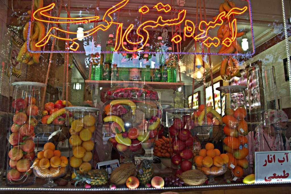 Taze Meyve ve Meyve Suları Dükkanı Vitrini Tebriz-İran