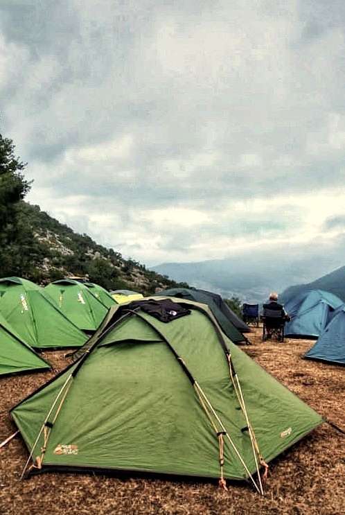 Kapıkaya Tepesi Dağcılık Kulüplerine Ayrılan Çadır Yerleşkesi. Fotoğraf: Hakan Karaali