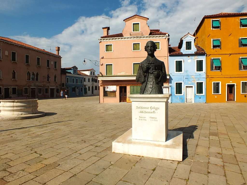 Baldassarre Galuppi Meydanı (Piazza Baldassarre Galuppi) ve Kolye Müzesi (Lace Museum)