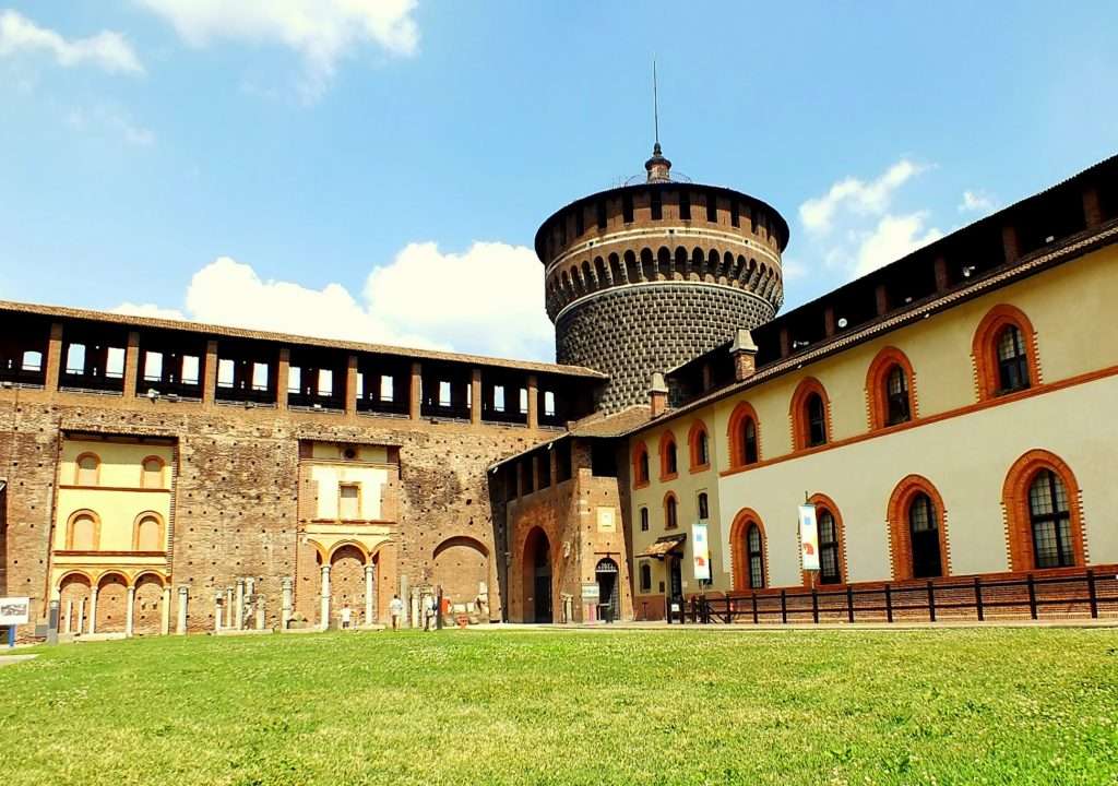 Sforzesco Şatosu (Castello Sforzesco)