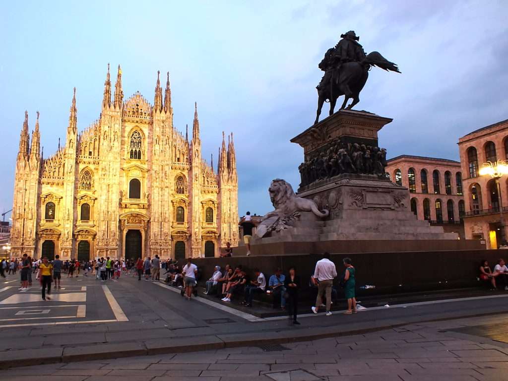Katedral Meydanı (Piazza Del Duomo) ve Vittorio Emanuele II Heykeli 