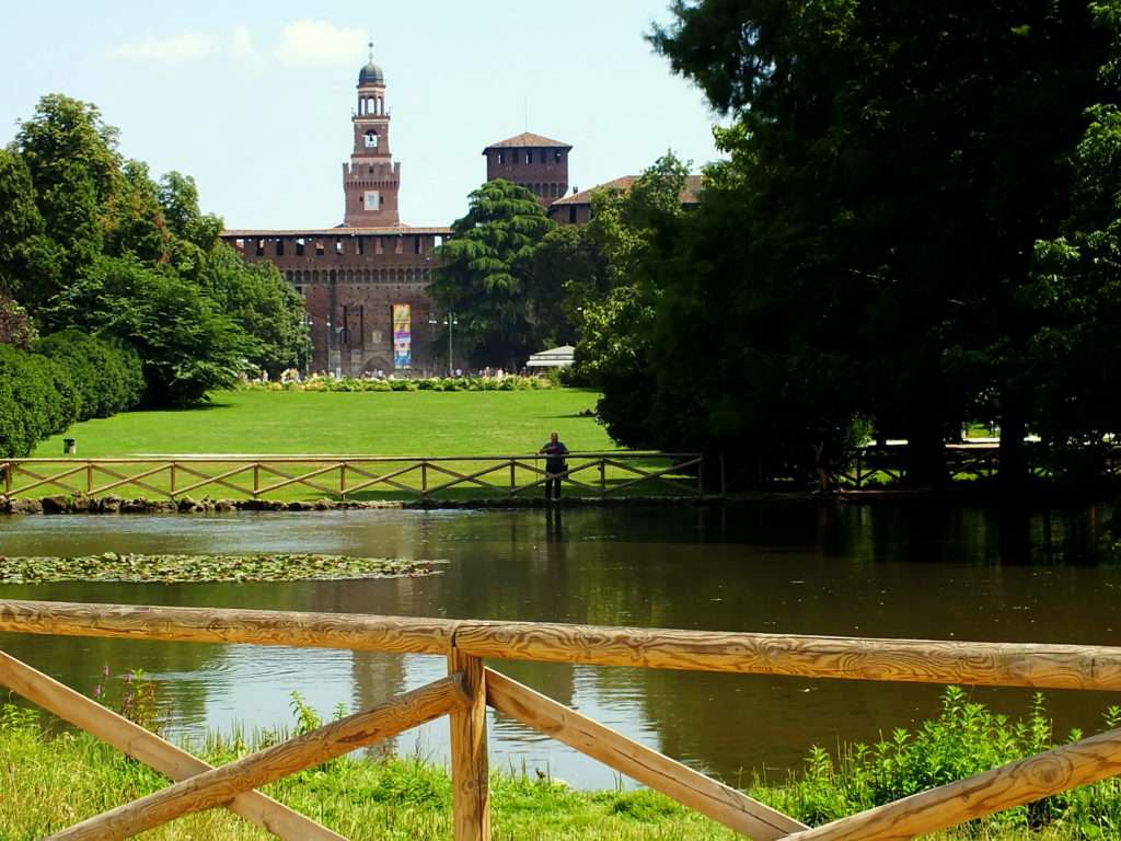 Sempione Parkı (Parco Sempione)'ndan Sforzesco Şatosu (Castello Sforzesco)