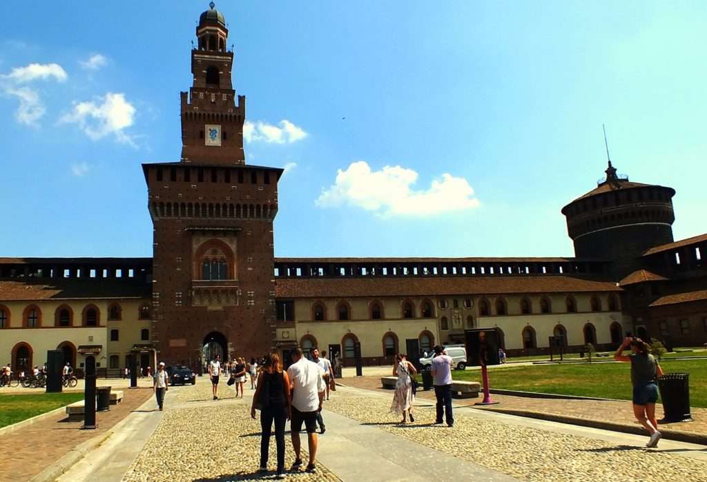 Sforzesco Şatosu (Castello Sforzesco) Filarete Kulesi (Torre del Filarete)