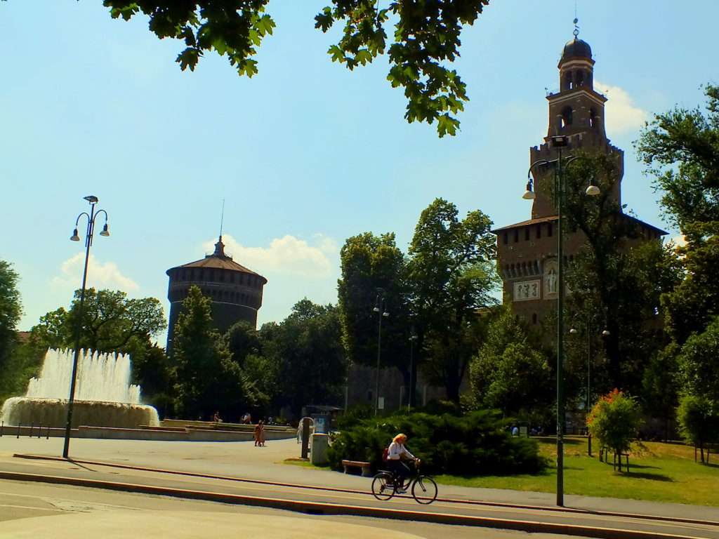 Sforzesco Şatosu (Castello Sforzesco) Cairoli Otobüs Durağı