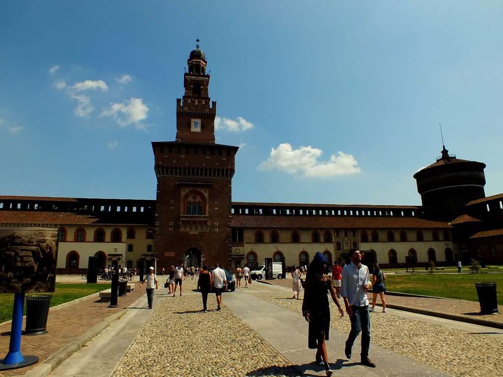 Sforzesco Şatosu (Castello Sforzesco) Filarete Kulesi (Torre del Filarete)