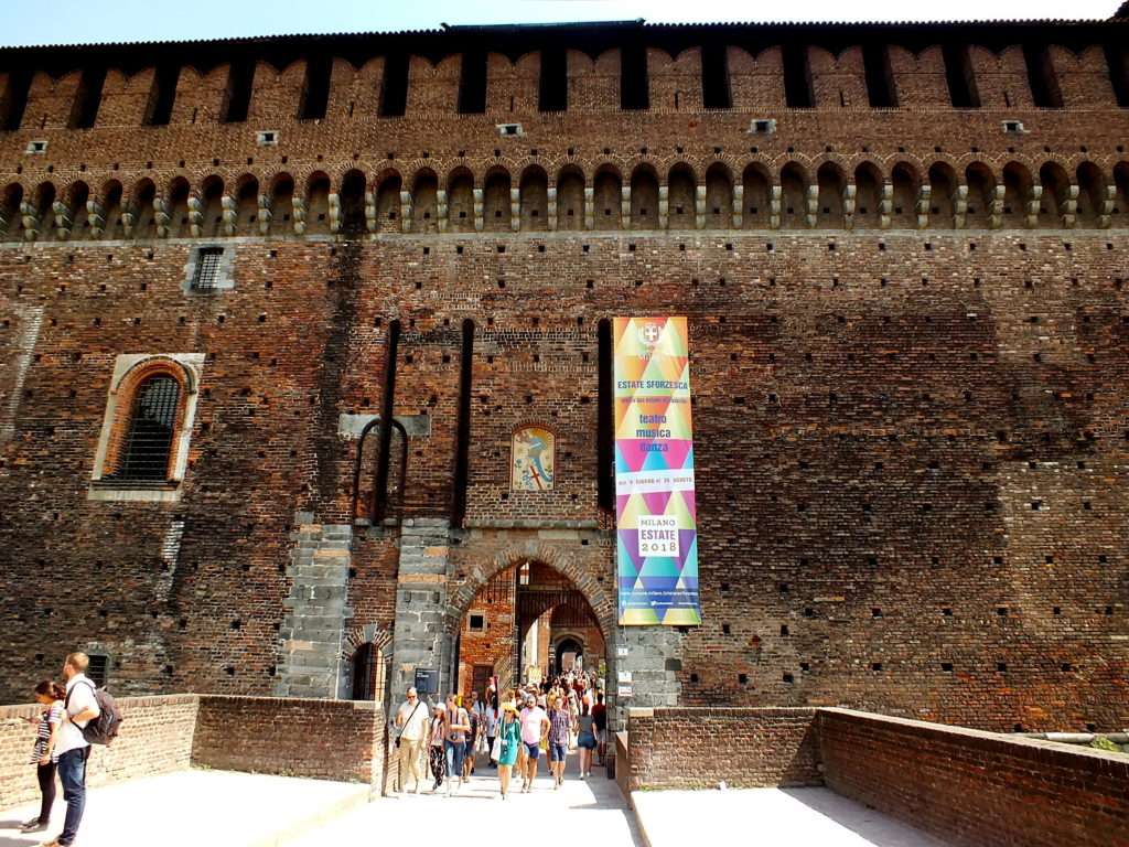 Sforzesco Şatosu (Castello Sforzesco) Park Girişi