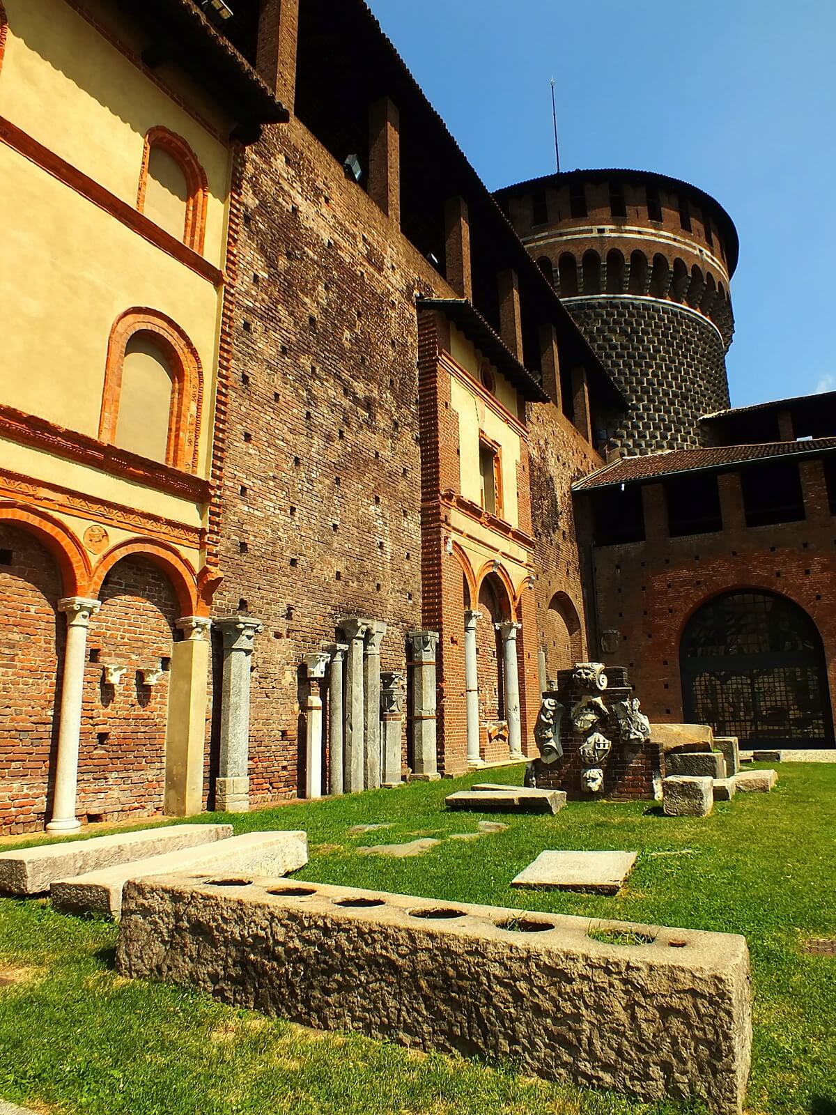 forzesco Şatosu (Castello Sforzesco) “Ghirlanda” denen Visconti Dönemi Sur Bölümleri 