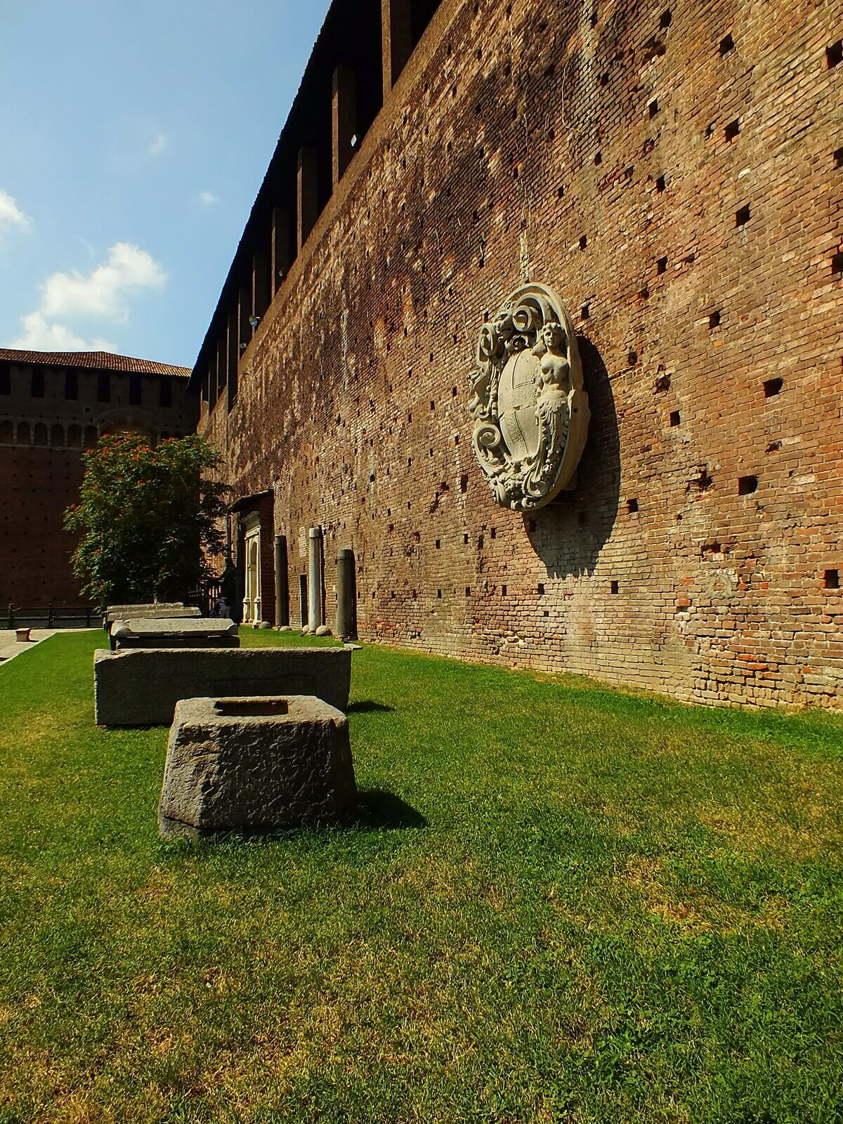 Sforzesco Şatosu (Castello Sforzesco) “Ghirlanda” denen Visconti Dönemi Sur Bölümleri 