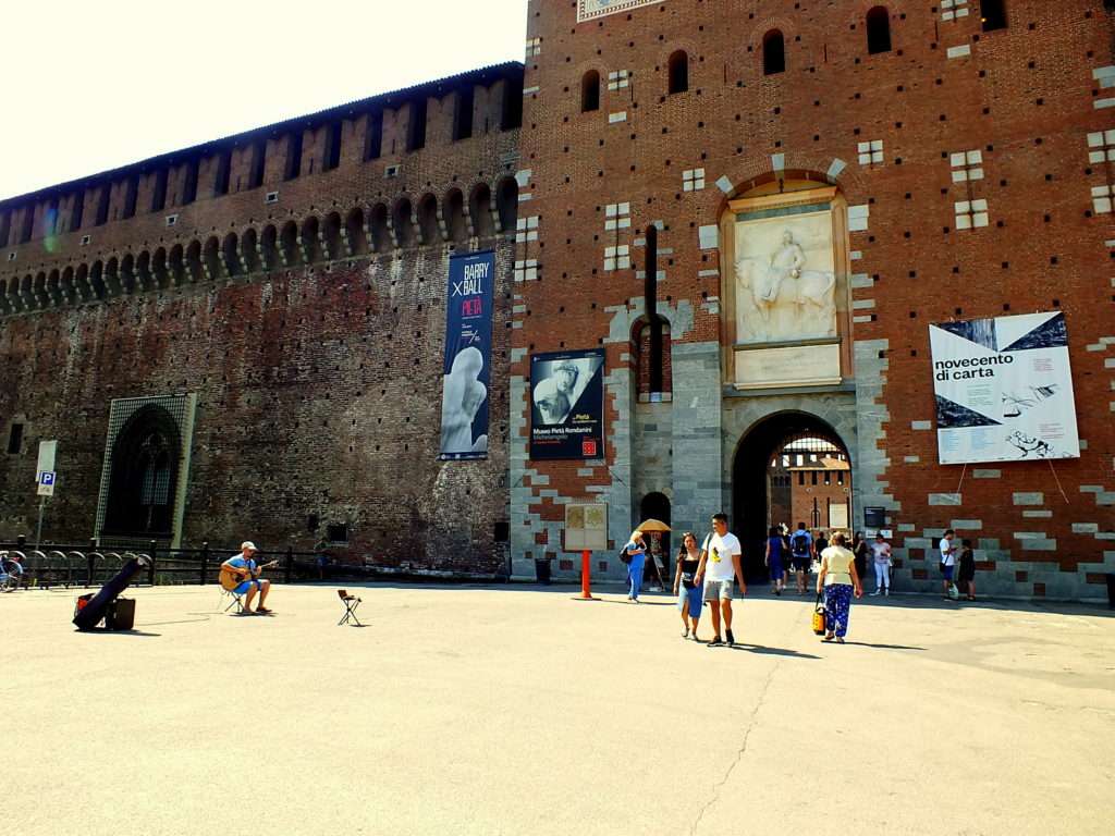 Sforzesco Şatosu (Castello Sforzesco) Carmini Girişi (Porta Dei Carmini)