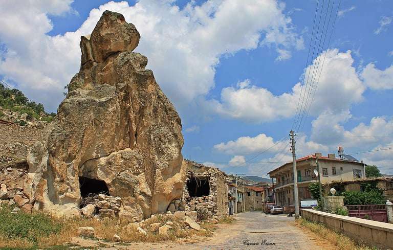 Ayazini Beldesi Peri Bacaları Görünümlü Kayalar