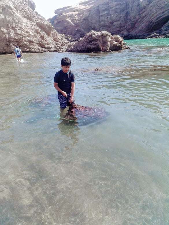 La Caleta del Inca-Gabriel con la pesca de cangrejo