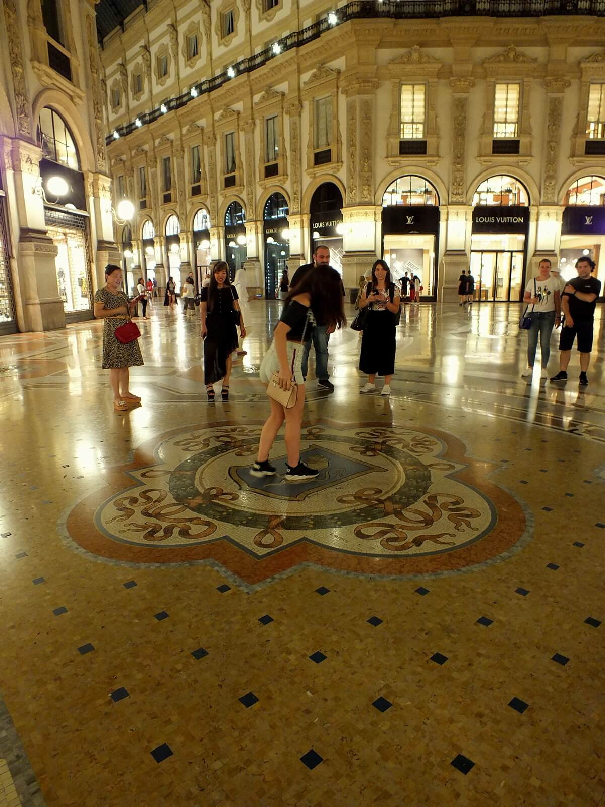 Galleria Vittorio Emanuele II Topuklarının Üzerinde Dönmeye Çalışanlar