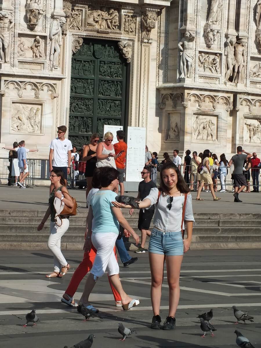 Duomo di Milano Önünde Fotoğraf Çektirenler