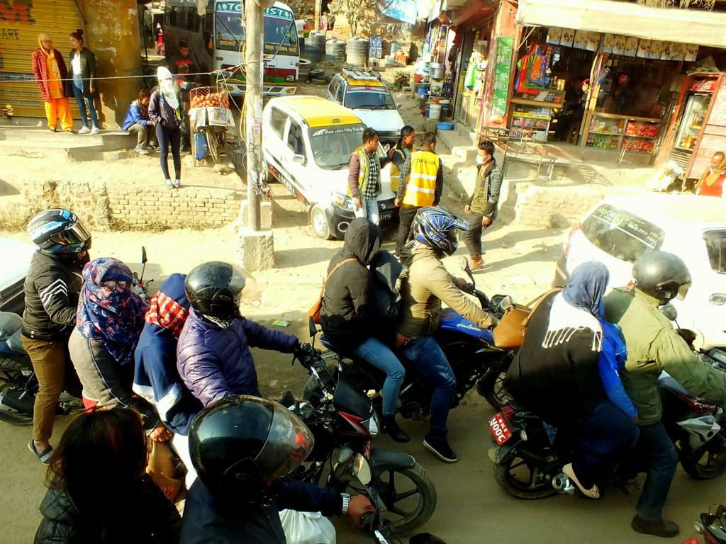 Katmandu Yolu Toz Maskesi Kullananlar